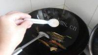 营养丰富的泥鳅豆腐汤做法图解4)