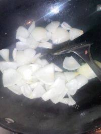 家常菜洋葱爆羊肉做法图解4)