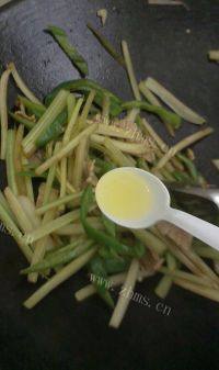 家常菜五花肉炒芹菜