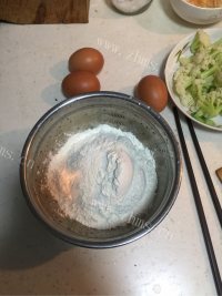 自制鸡蛋饼做法图解1)