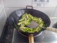 很有食欲的咸肉炒蒜苗做法图解5)