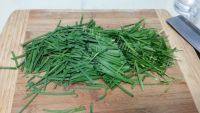 诱人的韭菜炒豆干做法图解2)