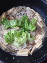 美味的麻汁腐竹面做法图解5)