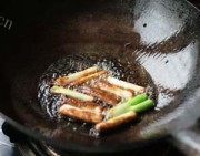 懒人大葱烧海参做法图解4)