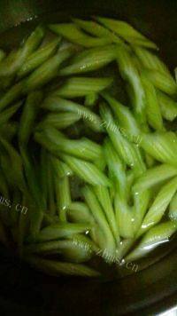 家常菜西芹炒肉做法图解5)