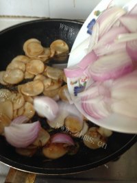 美味的杏苞菇炒洋葱做法图解10)