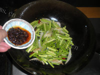 家常菜蒜苗烧豆腐做法图解10)