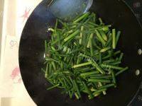 家常菜蒜苔炒肉做法图解4)