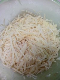可口的土豆饼做法图解2)