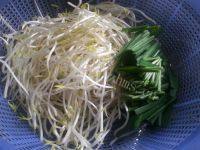 家常的豆芽炒韭菜做法图解2)