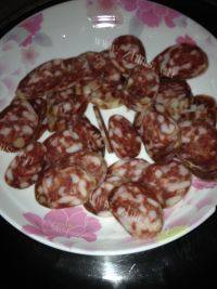 家常菜芹菜炒腊肠做法图解2)