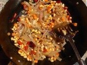 家常菜黄豆炒肉皮做法图解6)