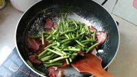 家常菜蒜苔炒腊肉做法图解9)