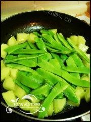 家常菜排骨油豆角炖土豆做法图解2)