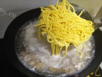 玉米面面条做法图解8)
