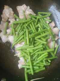 家常菜五花肉炒豆角做法图解8)