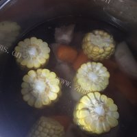 回味无穷的红萝卜玉米排骨汤做法图解4)