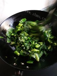 香气浓郁的炒青菜做法图解3)