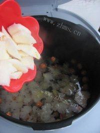 美味的银耳莲子炖雪梨做法图解6)