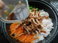 鲜香美味豆苗鱿鱼煲仔饭做法图解16)