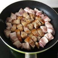 鲜美可口的五花肉炖莲藕做法图解2)