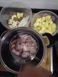 家常菜土豆烧鸡腿做法图解1)