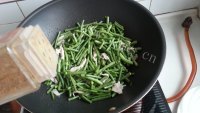 家常菜肉丝炒豇豆做法图解7)