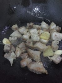 家常菜五花肉焖土豆做法图解2)