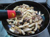 家常菜豆干炒肉做法图解8)
