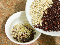 美味赤小豆薏米袪湿饮的做法图解二