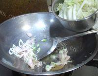 自制白菜炖冻豆腐做法图解9)