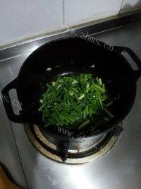 家常鸡蛋炒蒜苔做法图解5)