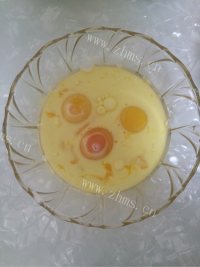 香喷喷的8寸戚风蛋糕做法图解3)