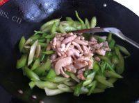 味道不错的芹菜炒肉做法图解7)