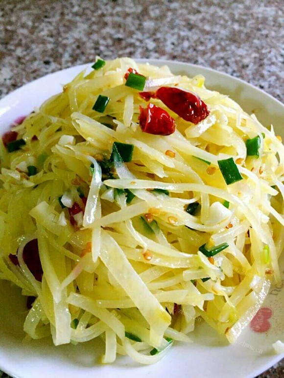 热腾腾的酸辣土豆丝