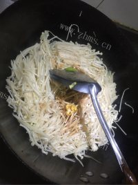 喷香的金针菇炒鸡蛋做法图解4)