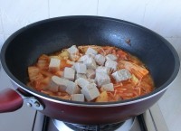 辣白菜炖冻豆腐做法图解6)