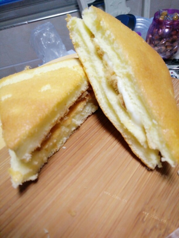 热腾腾的肉松三明治