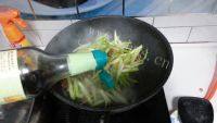 下饭的腊肠炒芹菜做法图解6)