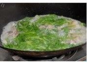 茼蒿鱼头汤做法图解5)