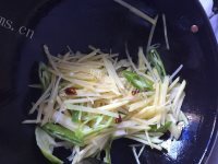 特下饭的酸辣土豆丝做法图解4)