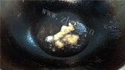 家常菜虾米炒蒜苔做法图解3)