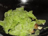 好吃不腻的肉片炒莴笋做法图解6)