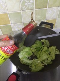 五味俱全的手撕包菜做法图解4)