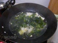 裙带菜豆腐汤做法图解5)