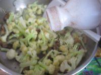 食欲满满的番茄炒菜花做法图解7)