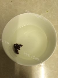 好吃的羊肉大葱馅水饺做法图解2)
