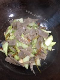 美味泡椒白菜梗炒魔芋做法图解6)
