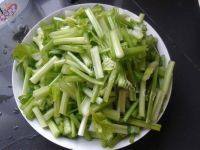 家常菜芹菜炒蛋做法图解1)
