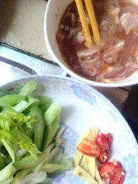 家常菜芹菜炒肉做法图解1)